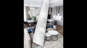 Graue Sofas kombiniert mit Holzboden, hochgeschätzter Teppich als Akzent, moderne Stilinterpretation einer hervorragenden Kombination aus Komfort und Geschmack. Schönes Wohnen, ab diesem Moment. #Teppich #Luxus #Kunstwerk #Inneneinrichtung #Reinigung #Teppichwelt #Hermès #Lamborghini #Ferrari