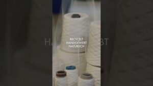 Handgewebte Teppiche aus recyceltem Material.