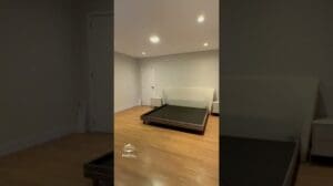 Haus mit 3 Suiten, Büro, Gourmetbereich mit Pool, Möbel, Teppichen, Vorhängen, Sofas und Tischen.