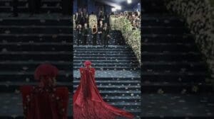 Met Gala Teppichüberzug von 6.940 Quadratfuß, aus Naturfasern gewebt, wurde in Kerala, Indien, hergestellt✨✨