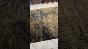 Moderne Teppiche mit luxuriösem Design, das elegantes Schwarz und goldene Akzente vereint – für anspruchsvolle Geschmack. Die besten modernen Teppiche.