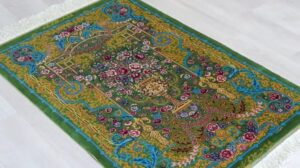 Neu eingetroffen! Persischer Teppich aus der Provinz Qum 100% Seide Milmehdi Werkstatt mit Blumenstrauß auf grünem Grund und goldener Dekoration (ca. 62×94 cm) 21011 [Persische Teppich Spezialgeschäft Golestan]