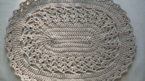 Ovaler Teppich aus Baumwollgarn häkeln. Teil 1 von 2.