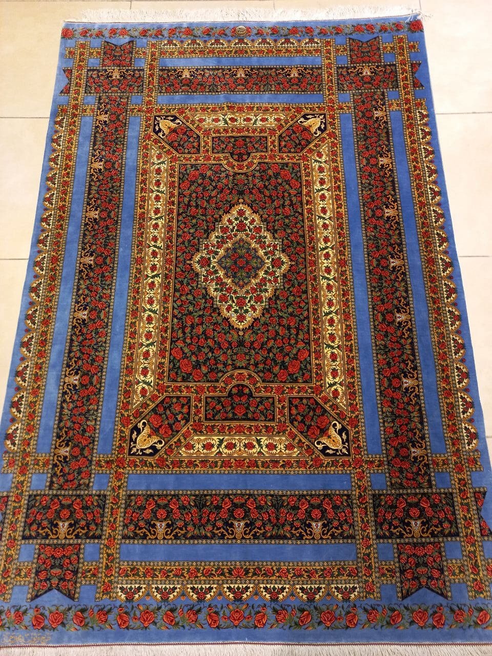 NEU 200×135 cm Handgeknüpfter ORIGINAL Rahmani Ghom Seidenteppich „Blue Edition - Rose Classic – Lachak Toranj“ | 2,70 m² | 70 Raj | 3.234.735 Knoten | 100 % Seide auf Seide | Rot–Blau