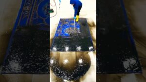 Reinigung eines blauen traditionellen Teppichs #asmr #teppichreinigung #zufriedenstellend #merkwürdigerweisezufriedenstellend #top #merkwürdig