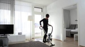 Reinigung von Wänden, Böden, Teppichen und Sofas mit einer Naturborsten-Düse