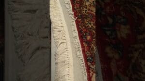 Reparatur eines beschädigten Fransen an einem Teppich - Vorher