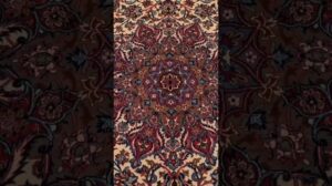 Verleihen Sie Ihrem Wohnzimmer mit diesem 7’ x 10’ Isfahan Teppich neuen Glanz