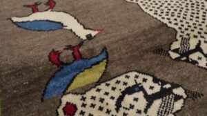 Vintage Gabbeh Persischer Läuferteppich mit tribalen Tierdarstellungen - Teppich & Kilim - 33550
