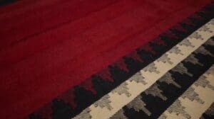 Vintage Jajim Qashqai Persischer Kilim in Rot, Blau und Elfenbein – Teppich & Kilim – 33361