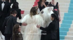 Wunderschöne Mädchen modellieren den Met Gala Roten Teppich 2023 im Metropolitan Museum Karl Lagerfeld Alexander Gurman