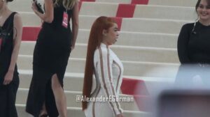 “Wunderschöne Mädchen posieren auf dem Met Gala roten Teppich vor dem Metropolitan Museum: Karl Lagerfeld Alexander Gurman”