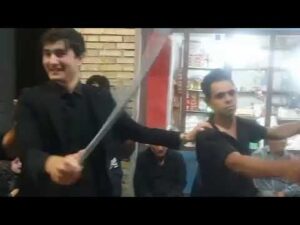 Zeremonie von Shah Hossein in dem Dorf Khaljan in der Nacht des Martyriums von Imam Sajjad (a) + Video