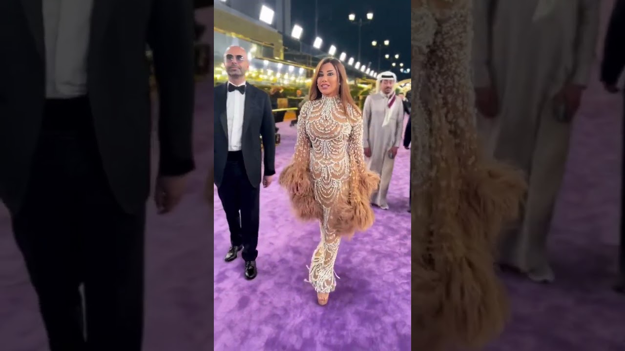 نجوى كرم auf dem Lavendelteppich von der Preisverleihung ‎JoyAwards# #نجوى_كرم