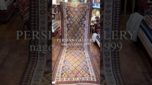 „【#Flur Teppich】Der Unterschied im #Interieur‼️ Mit einem alten #Kilim verwandelt sich der Raum im Handumdrehen in eine gehobene Atmosphäre✨#PersischeGalerie #Perserteppich #Gabbeh #Teppich #Teppiche #Möbel“