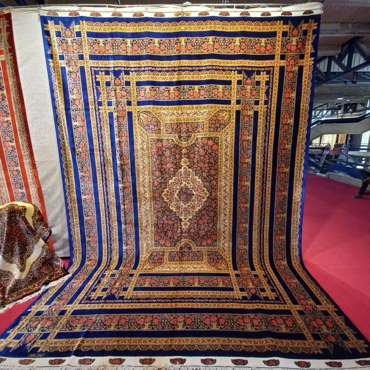 400×300 cm ORIGINAL Rahmani „Rose Signature Blue – Icon der Kollektion“ | 12 m² | 70 Raj | 14377000 Knoten | Meisterwerk – Seide auf Seide | Extrem hohe Arbeitsstunden über Jahre