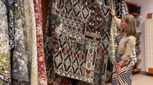 AZTEK Silver Vintage grau-bordeaux Patchwork gemusterter Teppich - Rug & Roll