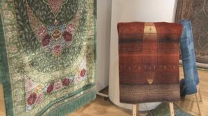 Ausstellung von delikaten und farbenfrohen persischen Teppichen im Kunstmuseum Takamatsu