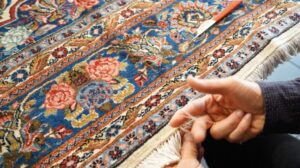 Fachmännische Teppichreparatur per Hand durch Meisterknüpfer