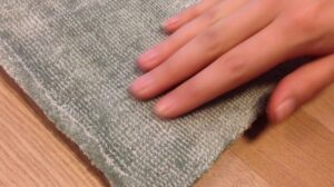 Reflektierender hellblauer Teppich aus Wolle und Viskose von Ligne Pure