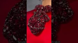 Schlagendes 🫀 auf einem Kleid 😮, Schiaparelli 2025 FW Haute Couture✨️ #mode#schiaparelli#modenschau#modell