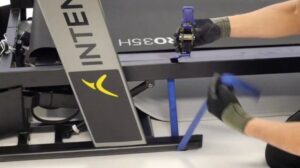 Wie wechselt man das Brett auf einem Intense Run Laufband?