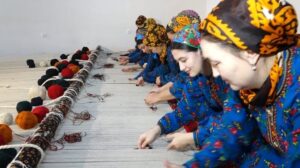 Die Handarbeit der turkmenischen Frauen: Kunstwerke aus Teppichen