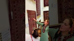 Die meisten Museen bitten darum, nichts zu berühren. Im Turkmenischen Teppichmuseum ist es das Gegenteil.