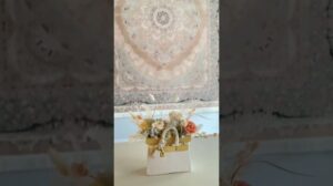 Dieser goldene persische Teppich glänzt wie ein Wohlstandssymbol zum Frühling. Fein ausgearbeitete Muster zeigen die altehrwürdige Tradition der persischen Kultur.