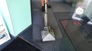Extraktionsreinigung von Teppichen mit einem Walzenbürste 02