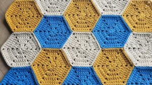 Teppich aus Hexagonen mit unsichtbarer Verbindung der Elemente. Teppich aus Baumwollgarn.